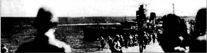 Легкий крейсер «Оёда» принимает людей с гибнущего авианосца «Дзуйкаку», 25 октябри 1944 г., битва у мыса Энгано. Тогда па крейсер с авианосца перешел со своим штабом адмирал Озава.