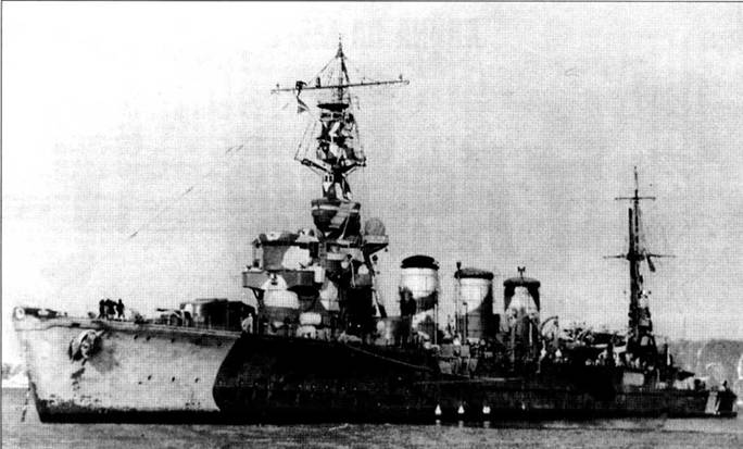 Легкий крейсер «Тама» на якорной стоянке у острова Парамушир (южнее Начатки), 1942 г. «Тама», подобно крейсеру «Киса», был камуфлирован пятнами белого цвети по серому фону.