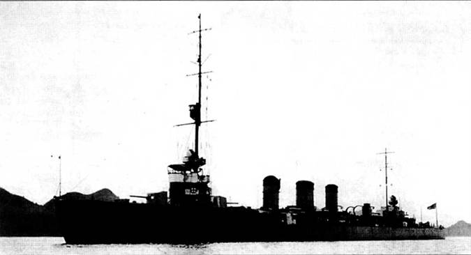 «Тацута» в Йокосуке, 25 августа 1919 г. Снимок сделан вскоре после вступления корабля в строй. Позже одноногая фок-мачта была заменена треногой. Данный легкий крейсер строился в качестве флагманского корабля эскадры эсминцев, но для совместных с новейшими эсминцами операций корабль явно не добирал в скорости. Японский флот нуждался в более совершенных и скоростных легких крейсерах.