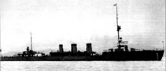 Правый борт крейсера «Тацута», 25 августа 1919 г. На крейсере установлены 533-мм трехтрубные торпедные аппараты, в 1925 г. эти торпедные аппараты демонтировали для уменьшения массы, сосредоточенной выше ватерлинии. Японские эсминцы поздней постройки были длиннее крейсера «Туцута» и несли более мощное вооружение.