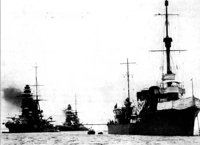 Снимок 1927 г. На заднем плане — линкоры «Мутцу» и «Нагато», на переднем — легкий крейсер «Тацута».