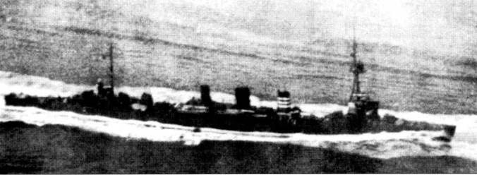 Легкий крейсер «Тенрю» в море в водах «японского бастиона» на Тихом океане — атолла Трук. 1936 г. Видна треногая фок-мачта.