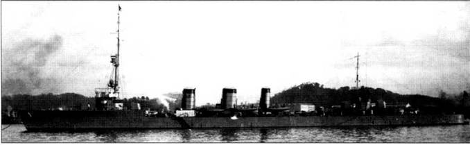 Легкий крейсер «Тенрю», 1926 г. Снимок сделан незадолго до модернизации корабля — обратите внимание на одноногую мачту и торпедные аппараты, закрытые чехлами.