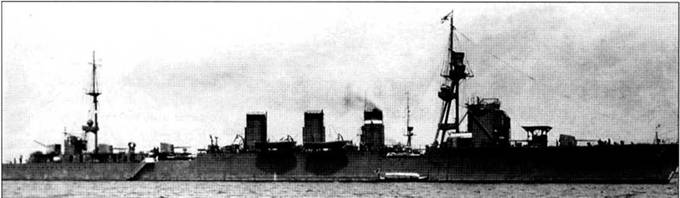 В коробчатой надстройке легкого крейсера «Кисо» размещался гидросамолет <a href='https://arsenal-info.ru/b/book/2191846665/14' target='_self'>тип 90</a>, стартовавший в нос над орудием главного калибра. Снимок датирован серединой 1922 г.