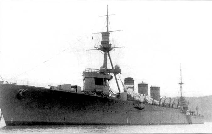 Крейсер «Тома», 1922 г. Хорошо видна форма носовой надстройки корабля. Крейсер сидит в воде относительно высоко. В ходе модернизации масса корабля возросла и он «осел» в воду.