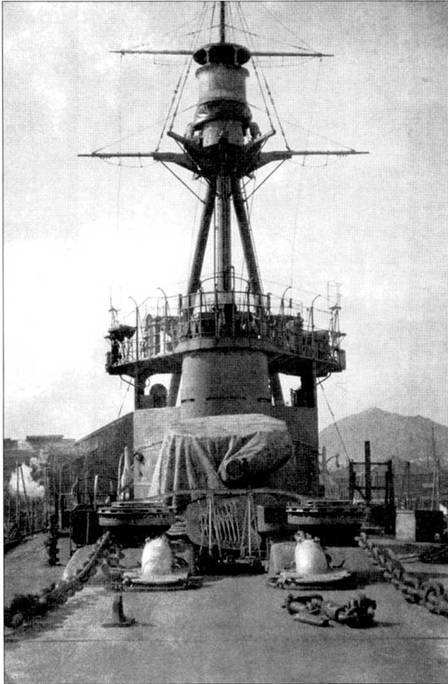 Фок-мачта и надстройки легкого крейсера «Оои», снимок сентября 1921 г. Носовая полубашня закрыта чехлом.