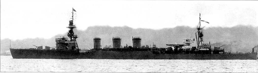 Головной крейсер серии, «Кума», в море, 12 декабря 1934 г. Пламегасители на дымовые трубы корабля были установлены в 1930 г. чтобы снизить дымообразование. Эксплуатация катапульты была затруднена из-за общей тесноты на верхней палубе крейсера, катапульты сняли с крейсеров типа «Кума» в годы Второй мировой войны. На катапульте в данном случае стоит гидросамолет Накаяма E4N2 тип 90-2.