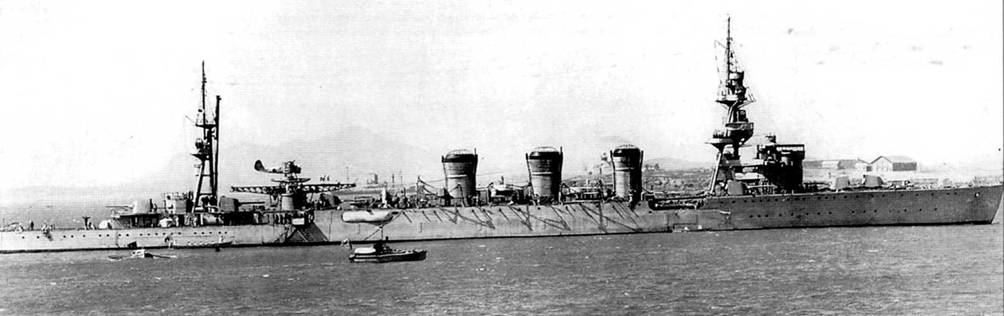 «Кума» в 1936 г. Грот мачта крейсера перестроена, к чей добавлена стрела крапа для подъема гидросамолета.