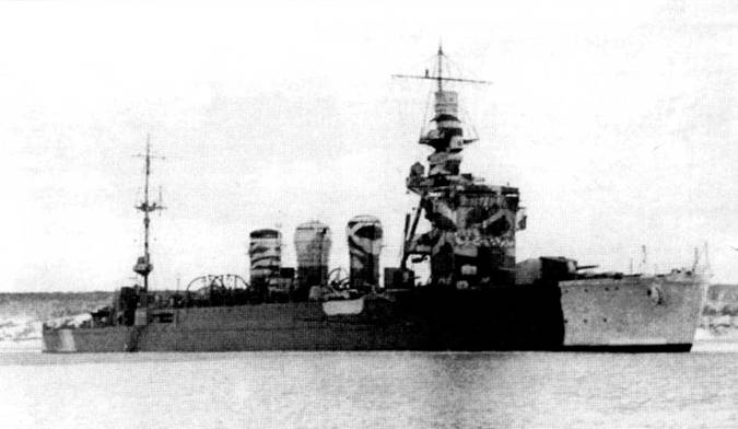 Камуфлированный крейсер «Кисо» на якорной стоянке, предположительно в Аккеши, остров Хоккайдо, Алеутская кампания, 1942 г. «Кисо» и его систер-шип «Тима» вместе с примкнувшей к ним «Абукумой» стали единственными крейсерами Императорского японского флота, получившими камуфляжную окраску из пятен белого цвета по стандартному средне-серому цвету.