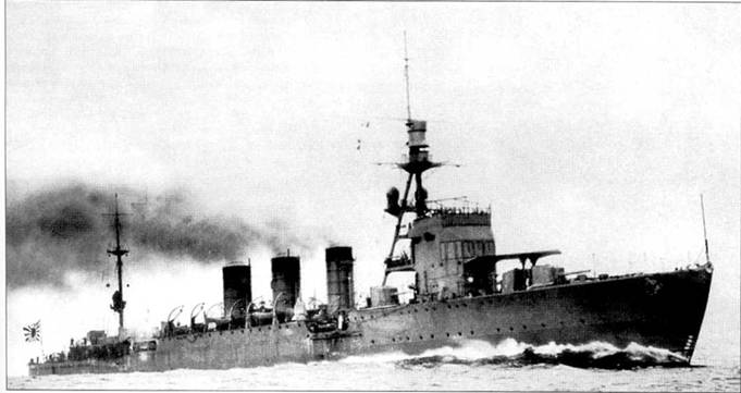 Легкий крейсер «Кину» на ходовых испытаниях, июль 1922 г. Во время Второй мировой войны осадки корабля возросла, за счет чего он стал сидеть в воде ниже. Увеличение осадки было связано с ростом массы «полезного» груза.