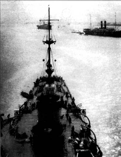 Палубы японских легких крейсеров были выстелены линолеумом. На снимке хорошо виден линолеум на палубе <a href='https://arsenal-info.ru/b/book/2414474991/4' target='_self'>крейсера</a> «Кину», фотография выполнена в 1922 г. с фок-мачты корабля. Листы линолеума крепились к палубе узкими медными полосами. Полосы меди располагались под прямым углом к продольной оси корпуса.