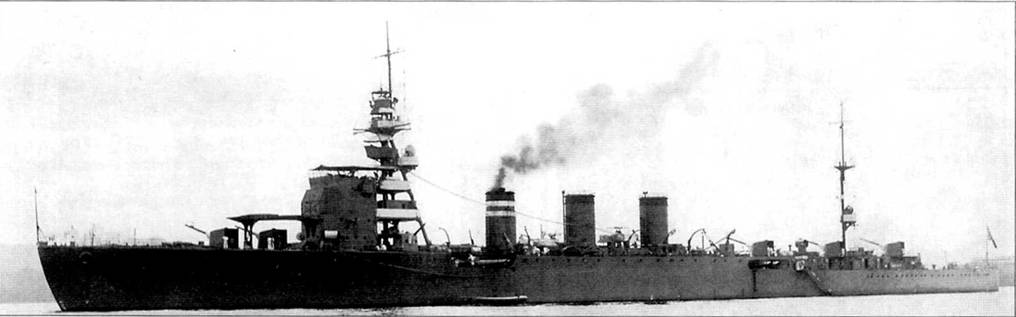 Легкий крейсер «Натори», 1929 г. отлично видны полубашни главного колибра и двухтрубные торпедные аппараты.