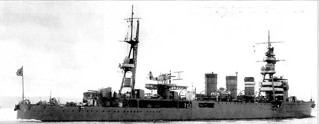 Легкий крейсер «Кипу» в заливе Хиросима, 20 января 1957 г. На катапульте установлен разведывательный гидросамолет Каваниши E7К1 тип 94.