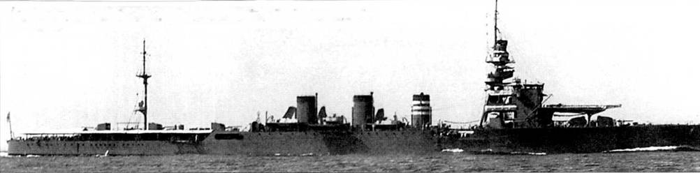 Легкий крейсер «Юри», 29 июля 1932 г. Экипажи японских кораблей были больше, чем на кораблях аналогичных классов военно-морских флотов других государств. Вся кормовая часть палубы закрыта тентом.