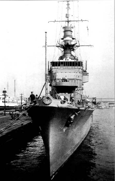 Легкий крейсер «Абукума» у причальной стенки в Осаке, октябрь 1933 г. Ракурс фотографии хорошо демонстрирует насколько узким был корпус 5500-тонного крейсера. В носовой части корпуса укреплена Императорская Хризантема.