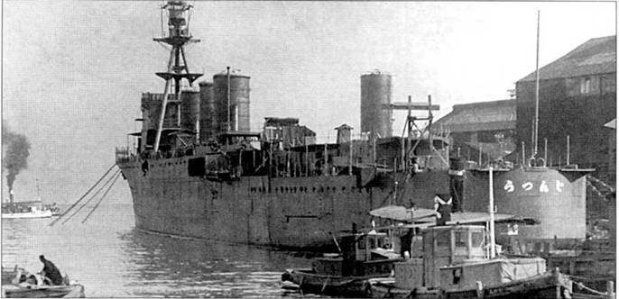 Легкий крейсер «Юниу» у достроечной стенки, 1924 г. «Юниу» стал последним во 2-й серии 5500-тонных легких крейсеров Императорского японского флота.