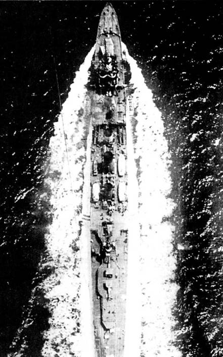 Крейсер «Юниу», снимок сделан с привязного наблюдательного аэростата в 1927 г. Аэростаты использовались на крейсерах для наблюдения за водным пространством до тех пор, пока не появилась надежные и совершенные гидроавиационные комплексы катапультного старта.