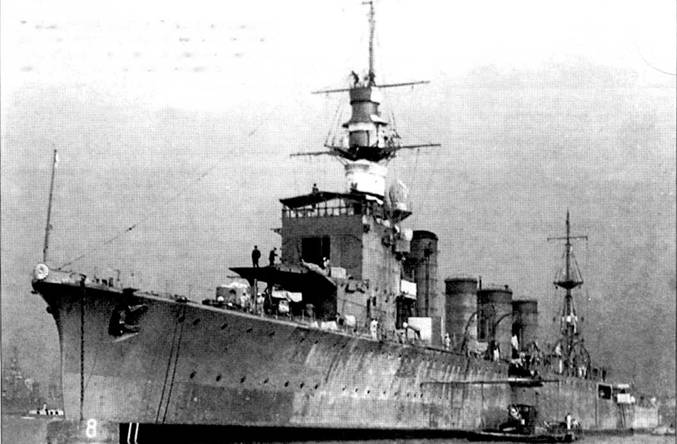 Крейсер «Юниу» в 1930 г. После столкновения с эсминцем «Вараби». которое случилось 24 августа 1927 г., во время ремонта крейсеру были приделана носовая оконечность клиперного типа.