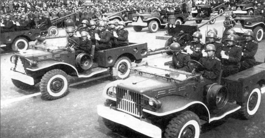 Автомобили «Додж 3/4» с 57-мм противотанковыми пушками на буксире проходят по Красной площади. Москва, 1 мая 1947 года