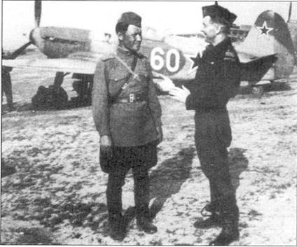 Рене Шалле вместе со своим механиком Хазановым. На заднем плане виден самолет Шалле. Шалле служил во французской GC III/7, когда он сбил своего первого противника. Спустя несколько дней и сам Шалле был сбит. Через Испанию Шалле пробрился в Советский Союз и вступил в полк Нормандия-Неман, где служил командиром сперва 1-й, а затем 3-й эскадрильи. Шалле успел одержать восемь воздушных побед, прежде чем получил тяжелое ранение в Восточной Пруссии.