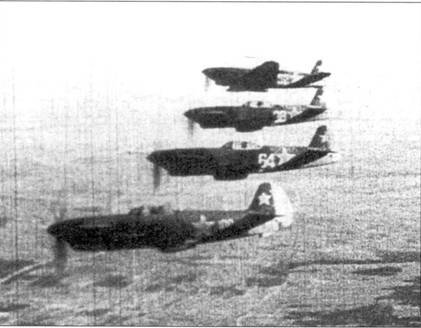 Четыре Яка в полете. Ближний самолет — Як-1б, остальные три — Як-9Т. Рули направления этих истребителей окрашены в идентификационный цвет их подразделения.