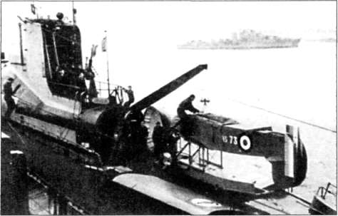 Надстройка и ангар французского подводного крейсера Surcouf. На палубе самолет МВ-411 Petrel