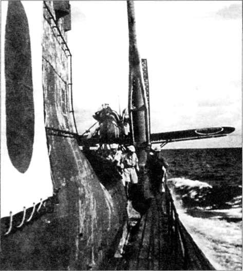 Фрагмент надстройки лодки 1-37. На катапульте закреплен самолет E14Y1