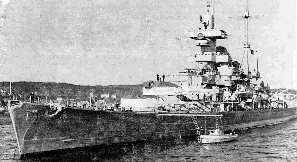 "Адмирал Хиппер" в сентябре 1940 года. В целях идентификации с воздуха крыши башен окрашены в красный цвет