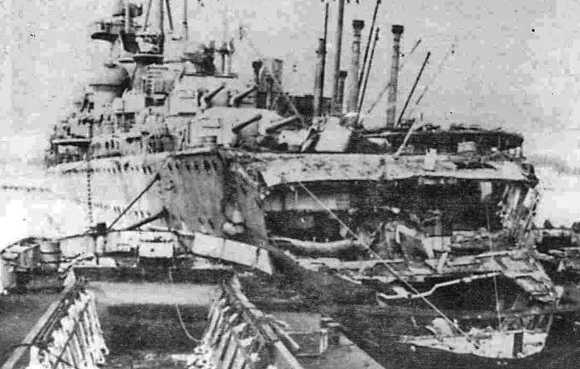 Крейсер 3 марта 1942 г в Тронхейме у борта ремонтного судна "Хуаскаран" после попадания в корму торпеды с британской ПЛ "Трайдент"