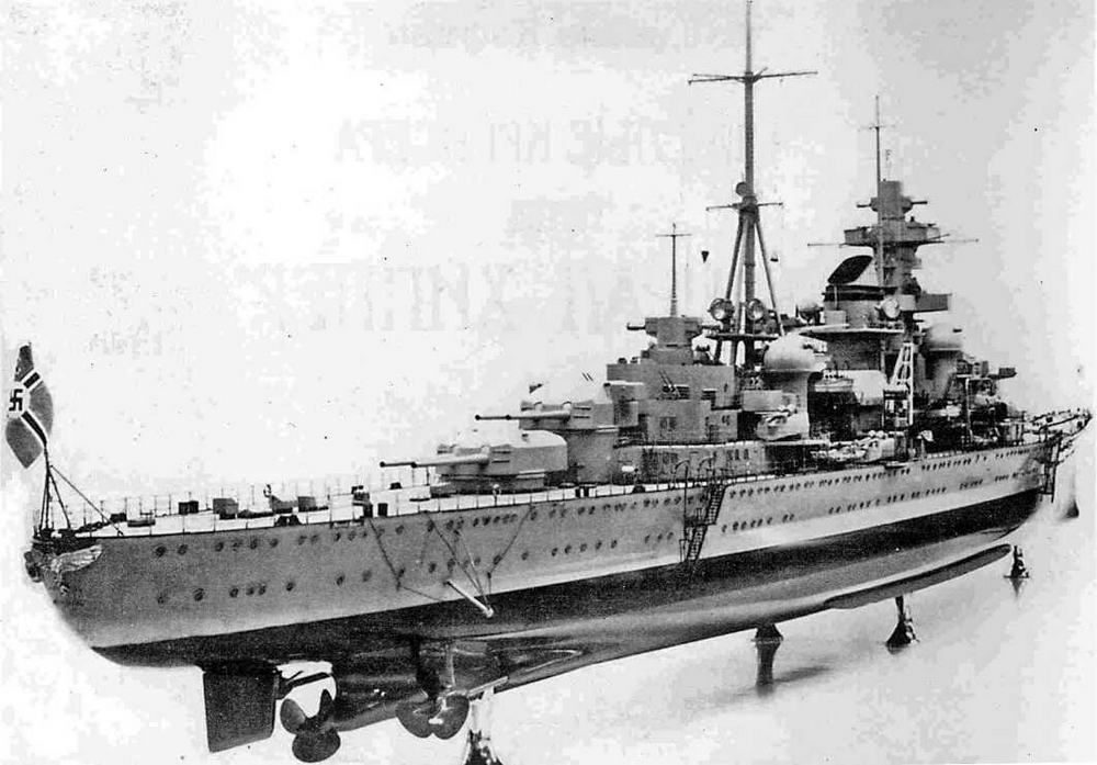 Модель <a href='https://arsenal-info.ru/b/book/2414474991/4' target='_self'>крейсера</a> "Адмирал Хиппер" из экспозиции императорского военного музея в Лондоне