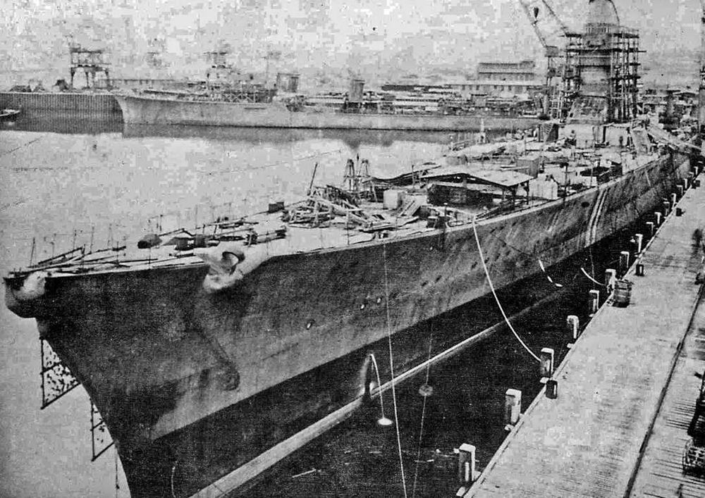 Переделка крейсера "Зейдлиц" в авианосец. На заднем плане - достраивающийся эсминец "Z32", 16 сентября 1942 года