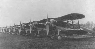 Десять «Гладиаторов Mk I» латвийских ВВС стоят шеренгой на аэродроме. В мае 1937 года на деньги, вырученные в ходе лотереи, латвийское правительство закупим в Англии 26 «Гладиаторов». Самолеты прибыли в Ригу в августе-ноябре 1937 года.
