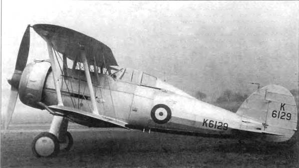 Черный серийный «Гладиатор Mk I» (K6129) на заводском аэродроме Хаккякоут. Самолет оснащен 840-сильным мотором «Меркурий» с винтом «Уотта. От прототипа серийный «Гладиатора отличался более мощны.» мотором, закрытой кабиной и хвостовым колесом без обтекателя. Королевские ВВС приняли машину на вооружение 16 февраля 1936 года.