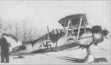 Капитан А. Содерберг готовится к взлету на своем J-8 с засыпанного снегом аэродрома Вейтсилуото на берегу Ботнического залива, начало 1940 года. Это был один из 12 шведских «Гладиаторов», отправленных в Финляндию в составе добровольческой эскадрильи F19. Самолеты получили финские опознавательные знаки. Поверх зеленого камуфляжа нанесли нерегулярные серебристые полосы.