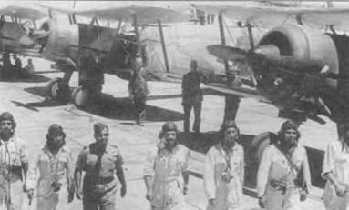 Пилоты 2-й египетской эскадрильи перед своими «Гладиаторами». Снимок для прессы сделан в Хелване. Египет, вскоре после начала Второй Мировой войны. Египетские «Гладиаторы» оснащены воздушным фильтром «Воукс» и могли иметь двух- или трехлопастные винты. 3 сентября 1939 годи Египет располагал 32 «Гладиаторами», полученными от Королевских ВВС. В их числе было несколько Mk I, переделанных в Mk II.