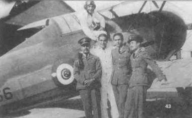 Египетские офицеры позируют на фоне «Гладиатора Mk II» (L9036) из 5-й эскадрильи, Декейла, Египет. Двое пилотов носят белые довоенные летные комбинезоны, трое других офицеров в английской униформе. Опознавательный знак Египетских ВВС представлял собой зелено-бело-зеленый круг. На внешнем зеленом кольце иногда помещалось изображение короны.