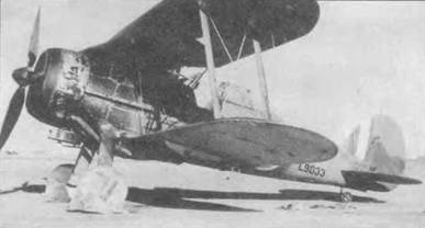 Этот брошенный «Гладиатор Mk II» (L9033) появился в составе 5-й египетской эскадрильи в 1940 году и летал в ее составе до 1942 года. Самолет оснащен воздушным фильтром «Воукс», защищающим карбюратор от попадания песка и пыли. Под крыльями пулеметы сняты. Самолет камуфлирован по схеме Dark Earth/Light Earth + Aluminum.