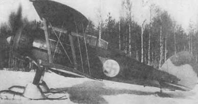 Капитан А. Маунула прогревает мотор перед вылетом. Финский «Гладиатор Mk II» (GL-270) из I-го звена 12-й эскадрильи (l/LLv 12), Кархусярви, март 1940 года. Самолет оснащен лыжным шасси. Стандартный английский камуфляж. Нижняя поверхность обоих левых крыльев черная, и правых — белая.
