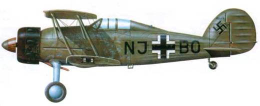 Глостер «Гладиатор Mk I» (NJ+BO, 45829), принадлежавший сначала Латвии, затем Советскому Союзу и, наконец, попавший в Германию. Самолет летал в составе Ergaenzungsgruppe (S) I, пилот Хайнц Вольски, аэродром Лангендибах в районе Ханау. Весь самолет выкрашен в серый цвет RLM 02 Gran. Вооружение с машины снято.