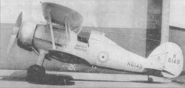 «Гладиатор Mk I» (Кб 149) из 3-й эскадрильи, Кенли, 1937 год. Передняя часть кока демонтирована, большинство «Гладиаторов» эскадрильи летали без этой детали. Фонарь открыт, откинута и дверца на левом борту. Самолет несет все четыре пулемета. Эмблема эскадрильи изображена на фоне треугольного «флажка» на киле. K6149 разбился 24 января 1938 года, однако пилот, сержант Э.Г. Ломас успел благополучно выпрыгнуть с парашютом.