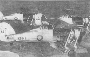 Тройка «Гладиаторов» (K6143, K61411 и K6142) из 72-й эскадрильи, Черч-Фентон. У всех трех самолетов диски колес выкрашены в один цвет, а у K6140 этим цветом дополнительно выкрашен киль. После начала войны англичане вместо троек, начали летать в парах и четверках.