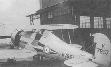 Один из «Гладиаторов Mk I» (K7957) 73-й эскадрильи, Дигби, Линкольншир, 1938 год. На фюзеляже и верхнем крыле нанесены желто-красные полосы — отличительный знак эскадрильи. Киль синий, что означает машину командира звена. Дверцы имелись по обоим бортам кабины, но летчики обычно пользовались только левой.
