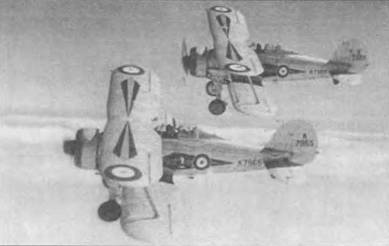 Два «Гладиатора Mk. I» 73-й эскадрильи (K7985 и K7965), Дигби, 1938 год. С самолетов сняты пулеметы, что было обычным делом перед войной. Пилоты обычно не закрывали фонарь, чтобы в нем не скапливались выхлопные газы.