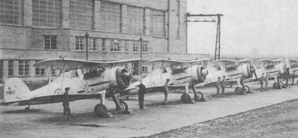 «Гладиаторы Mk I» 73-й эскадрильи прогревают моторы, Дигби, 1938 год. Механики стоят рядом, ожидая команду выбить из-под колес башмаки. 73-я эскадрилья была одной из пяти эскадрилий «Гладиаторов», действовавших в Англии осенью 1938 года.