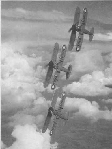 Три «Гладиатора Mk I» из 87-й эскадрильи (K7972, K8027, K7967) упражняются в плотном строю, середина 1938 года. Концы крыльев соединены резиновым жгутом. Самолеты пилотируют: летный офицер Фини (K8027), пилот-офицер Лоример (K7972) и сержант Дьюдни (K7967), Франция, июль 1938 года.