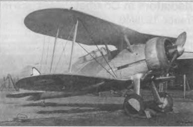 «Гладиатор Mk I» (K7901) 80-й эскадрильи. Исмаилии, Египет, куда эскадрилья прибыла из Дебдена, Англия в мае 1938 года. Диски колес и киль выкрашены в два цвета, что указывает на машину командира звена. В 1940 году самолет передали 3-й австралийской эскадрилье.