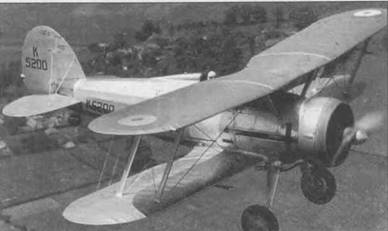 Флайт-лейтенант П.Э.Дж. Сейер, главный летчик-испытатель фирмы «Глостер», пилотирует SS.37, успешно прошедший оценочные испытания 3 апреля 1935 года. Самолету присвоен серийный номер K5200, опознавательные знаки нанесены на крылья и фюзеляж. Черная «1» за кожухом двигателя указывает на принадлежность машины к Новому авиапарку, организованному в 1936 году в Хендоне.