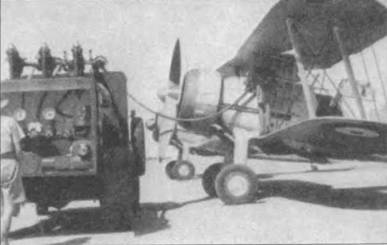 Механики заправляют «Гладиатор» 112-й эскадрильи, Исмаилия, Египет, канун Второй Мировой войны. Бензин подается из автоцистерны. «Гладиатор» оснащен двухлопастным винтом.