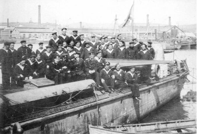 Офицеры и команда миноносца "Решительный" 10 апреля 1904 г.