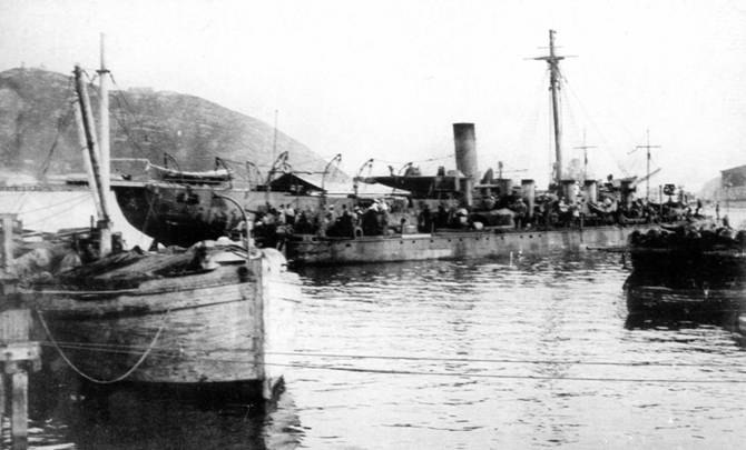 Миноносцы в Восточном бассейне Порт-Артура у борта разоруженного крейсера II ранга "Забияка".
